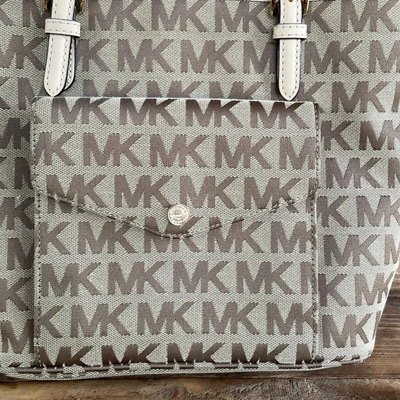 New Michael Kors Bag - Picture 3 of 8